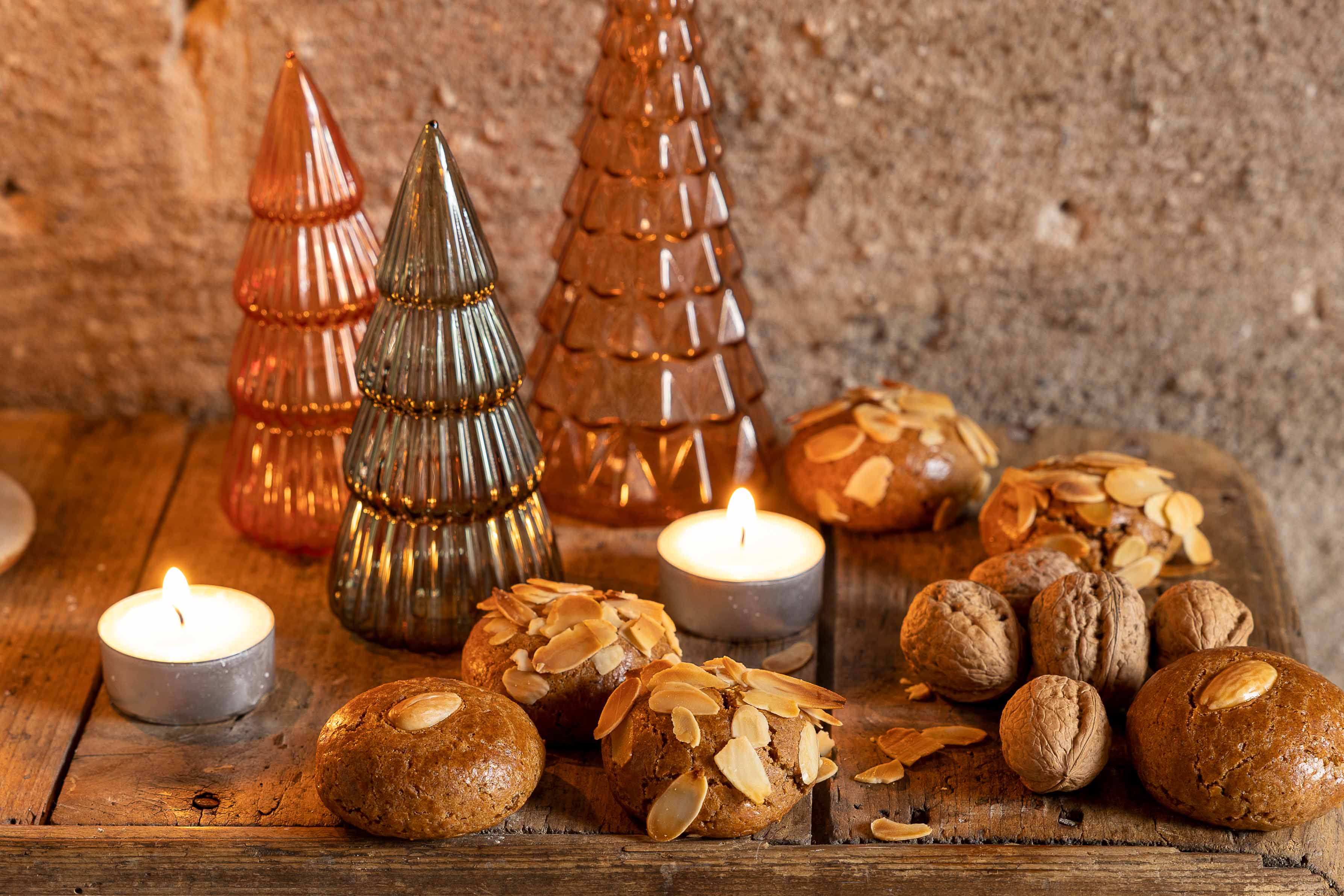 speculaasmoppen met walnotenspijs met kerstdecoratie 